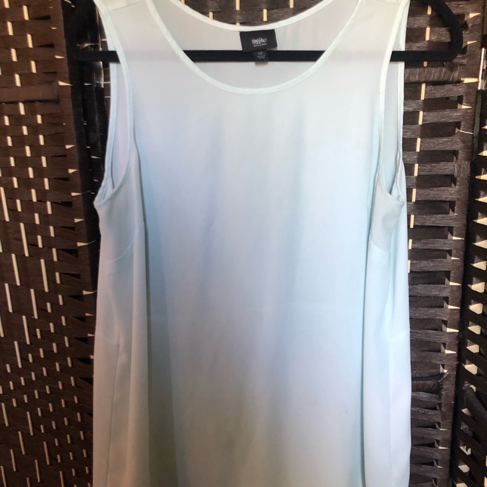 🦋Baby blue take top with peekaboo lower back.🦋